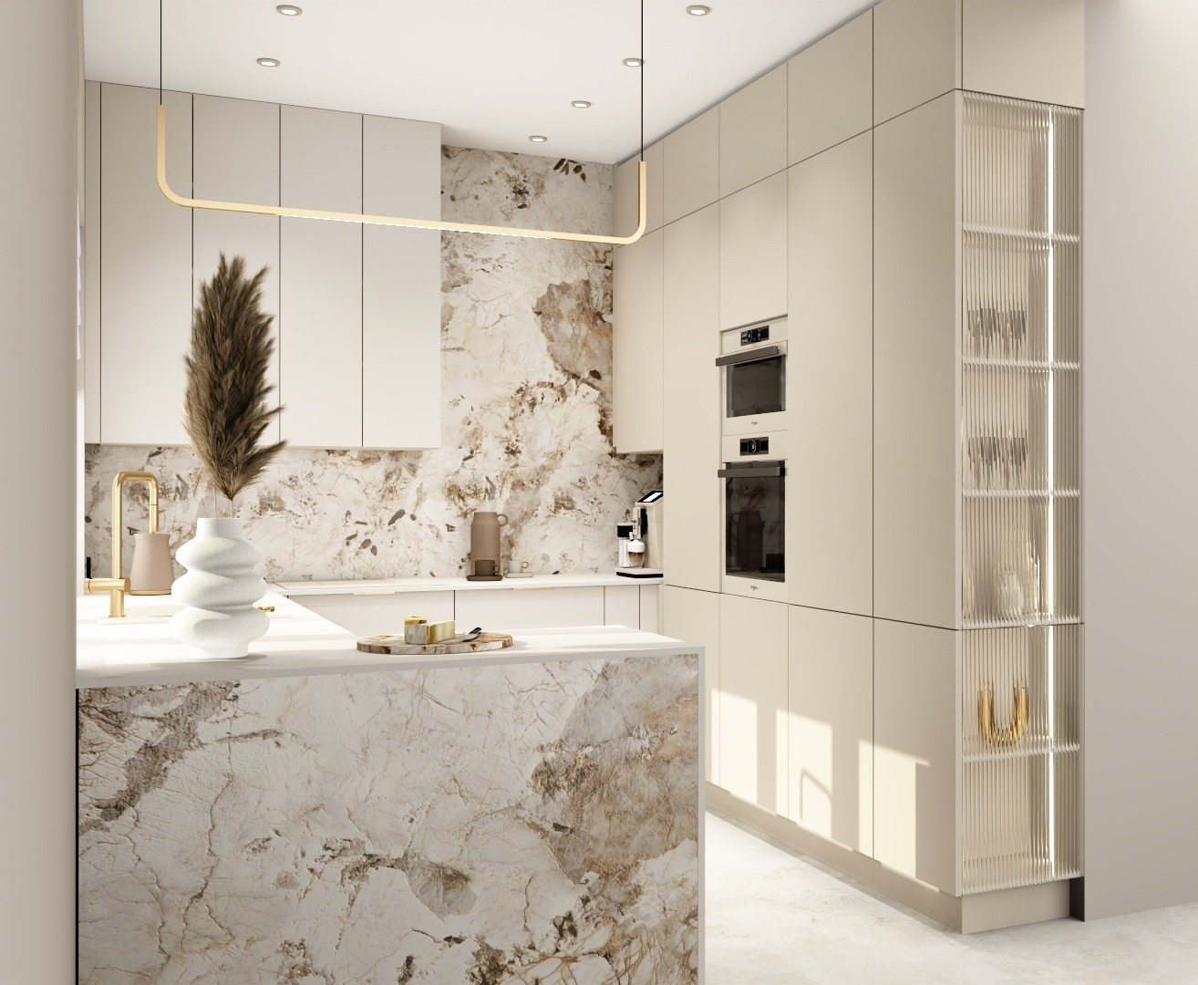 Elegancka kuchnia w beżach z marmurowym blatem i ścianą. Oświetlenie LED, zabudowa kuchenna z piekarnikiem i przeszklona witryna. Minimalistyczny design z dekoracyjnym wazonem.