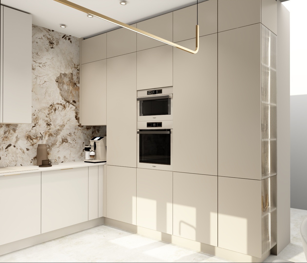 Jasna kuchnia z marmurową ścianą, zabudową meblową z piekarnikiem i mikrofalówką. Nad blatem złota lampa. Minimalistyczny design.