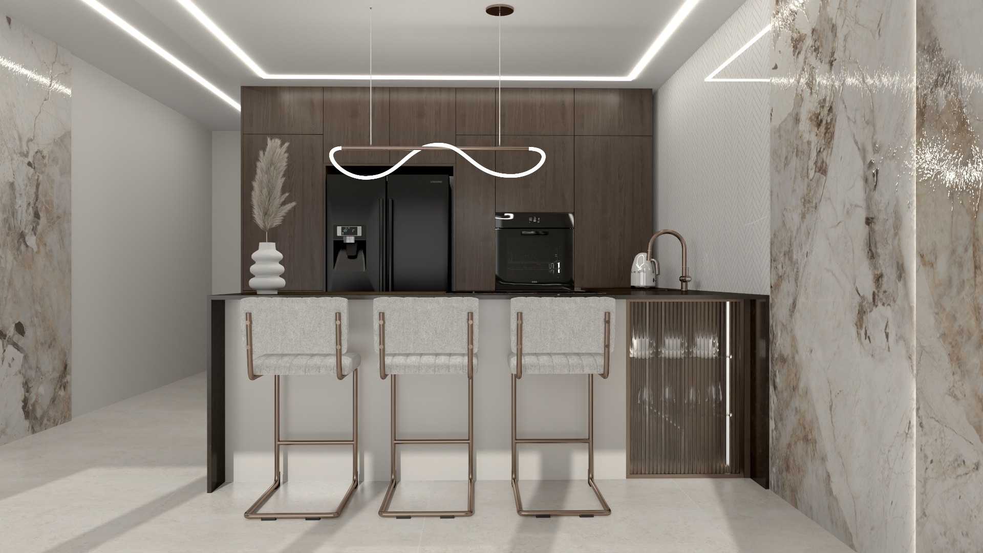 Nowoczesna kuchnia z marmurowymi ścianami, wyspą z trzema hokerami i minimalistycznym oświetleniem. Czarna lodówka i piekarnik w zabudowie. Dekoracyjny wazon z trawą pampasową.