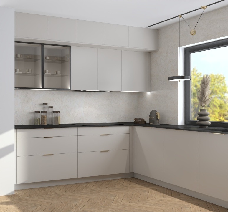 Jasna kuchnia w stylu skandynawskim z drewnianą podłogą w jodełkę, czarnym blatem i przeszklonymi szafkami. Minimalistyczna lampa wisząca i dekoracyjny wazon przy oknie.