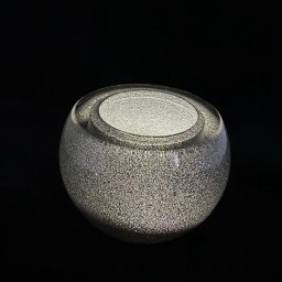 vikkaglass - Szklana kula z wewnętrzną wnęką, oświetlona od wewnątrz, tworząca efektowny, dekoracyjny element na czarnym tle. Unikalny wzór szkła.