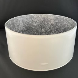 vikkaglass - Okrągły, biały klosz lampy z delikatną, srebrzystą fakturą wewnątrz, na czarnym tle. Minimalistyczny design, gładka powierzchnia, subtelne światło odbijające się od wnętrza.