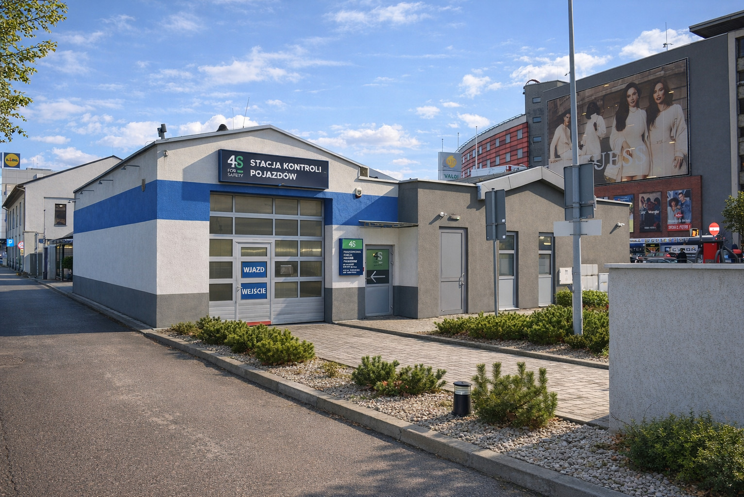 Nasz stacja kontroli pojazdów w Bielsku na ul. Wałowej 21 znajduje się tuż przy Galerii Sfera.