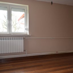 Ułożona podłoga podłoga z desek bambusowych. Grzejnika i podłaczenia klient nie chciał zmieniać. Zgodnie z życzeniem ściany malowane do rogu, bez odcięcia poniżej, ponieważ potem była przyklejona sztukateria, co dało fajny efekt.Niestety nie zrobiłem zdjęć