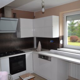 Malowanie ścian, montaż mebli, dojdzie jeszcze sztukateria w narożnikach