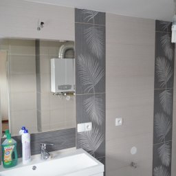 Łazienkna jeszcze nie dokończona. Zrobiony podwieszany sufit, płytki ścianie i podłodze. Wzór w oryginale miał być w linii poziomej, ale po przemyśleniu z klientem wyszło ciekawiej w pionie :)