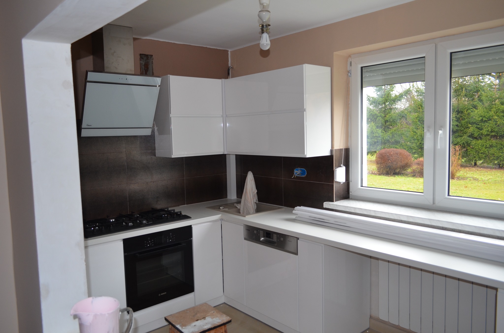 Malowanie ścian, montaż mebli, dojdzie jeszcze sztukateria w narożnikach