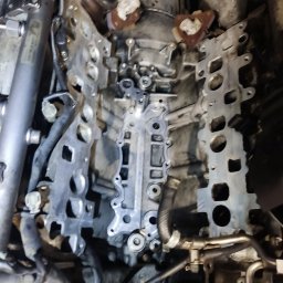 Czyszczenie silnika samochodu.