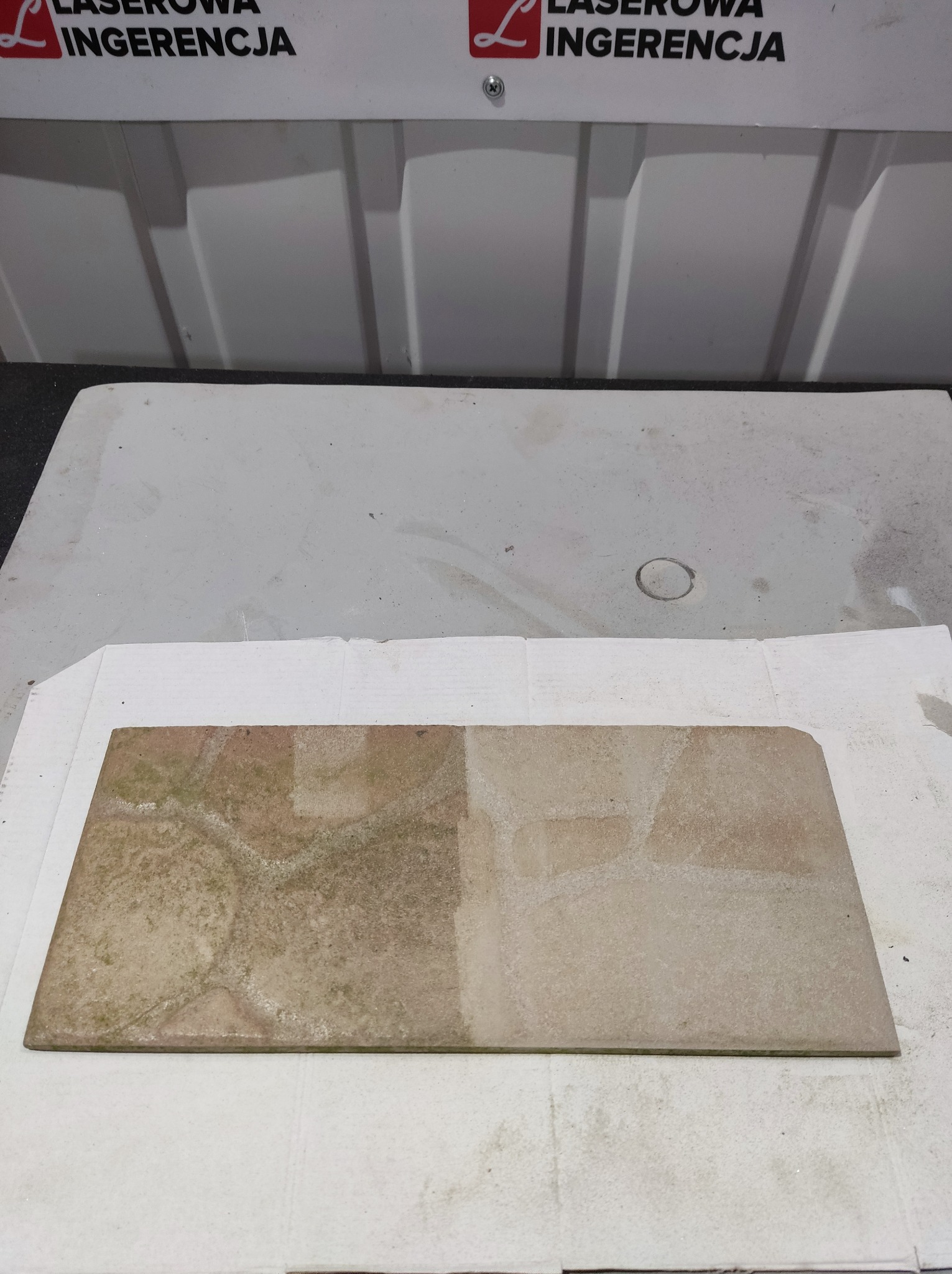 Bezdotykowe czyszczenie płytek ceramicznych.