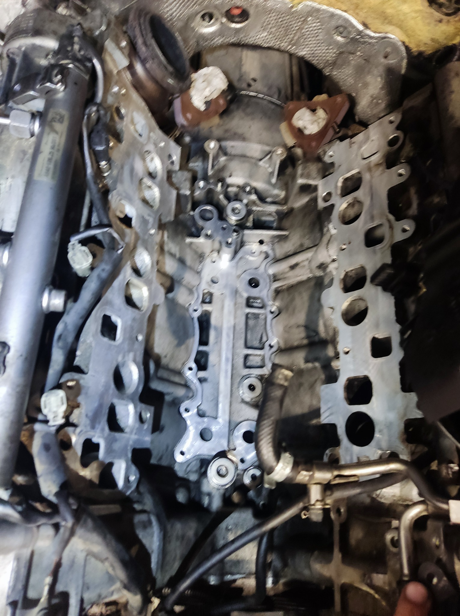 Czyszczenie silnika samochodu.