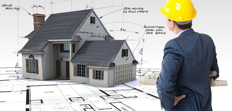 Architekt w kasku prezentuje projekt domu jednorodzinnego z garażem, widoczny na planach architektonicznych z naniesionymi wymiarami i detalami.