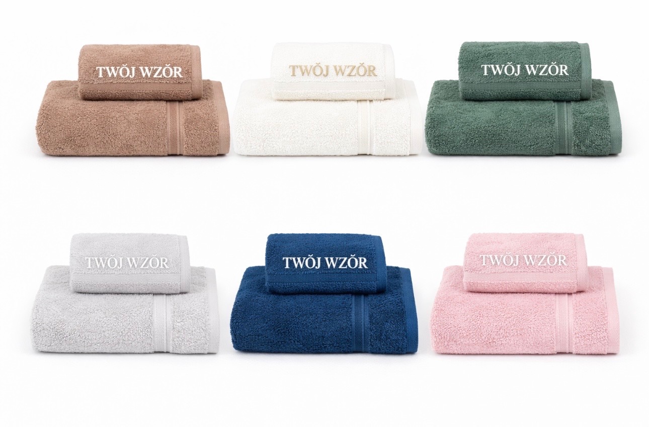 Zestaw sześciu kompletów ręczników w różnych kolorach z wyhaftowanym napisem 'Twój Wzór', ułożonych na białym tle, prezentacja haftu na tekstyliach.
