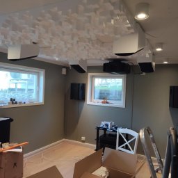 Pomieszczenie 20m2 przygotowane pod prywatne kino domowe. Całkowicie wygłuszone. Na ścianach, suficie oraz podłodze dwie warstwy płyt farmacel na specjalnym kleju. Całość na profilach metalowych i wykończone (szpachlowanie, malowanie).