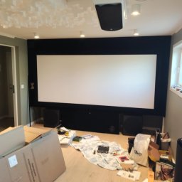 Pomieszczenie 20m2 przygotowane pod prywatne kino domowe. Całkowicie wygłuszone. Na ścianach, suficie oraz podłodze dwie warstwy płyt farmacel na specjalnym kleju. Całość na profilach metalowych i wykończone (szpachlowanie, malowanie).