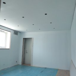 Wygłuszone pomieszczenie gotowe do malowania. Na ścianach i suficie 2x płyta farmacel na profilach. Pomieszczenie z dobrą akustyką.