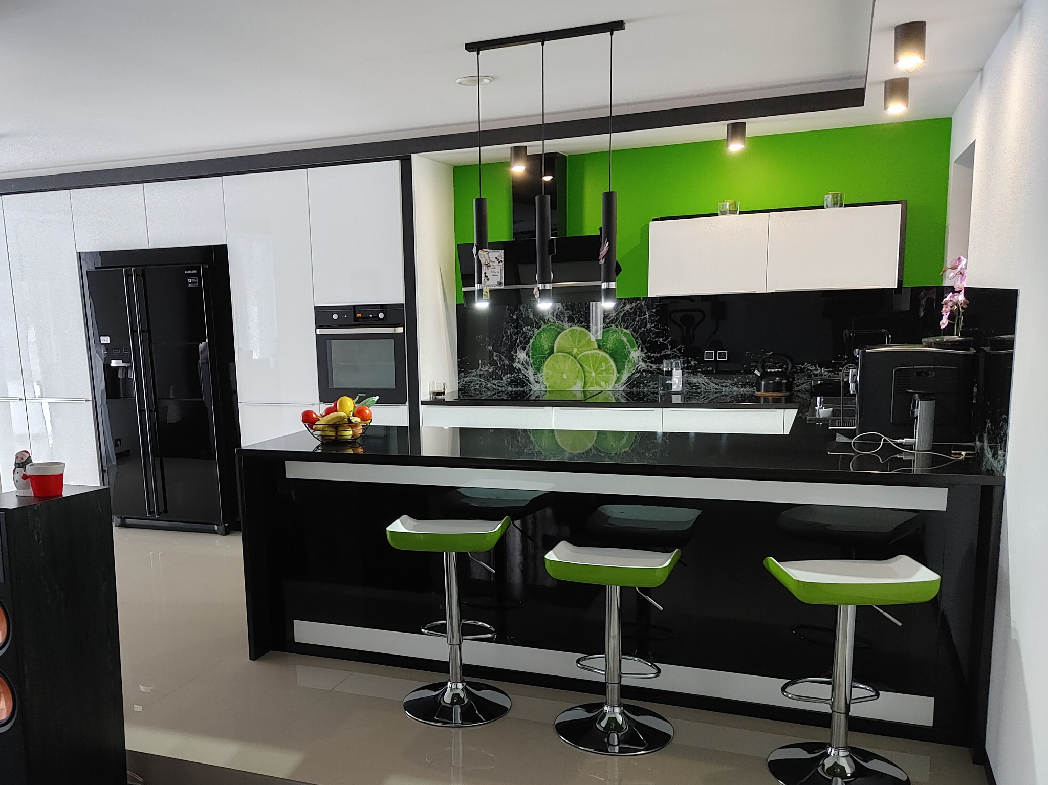 Zabudowa kuchenna 9,5 m. Fronty akryl biały połysk. Blaty czarny granit.