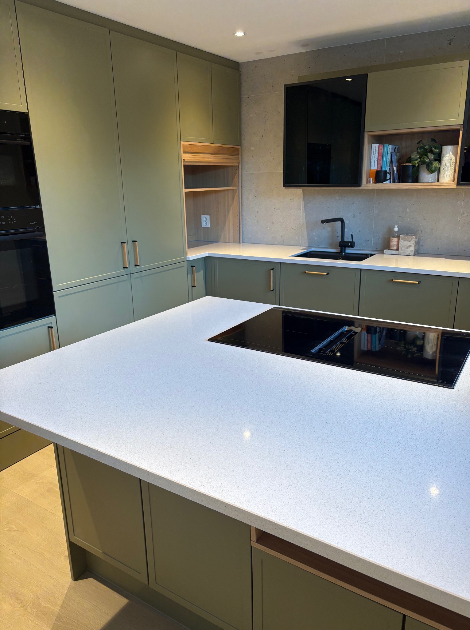 Zabudowa kuchenna 7,6m. Fronty malowane; kolor oliwka, blat piaskowiec.