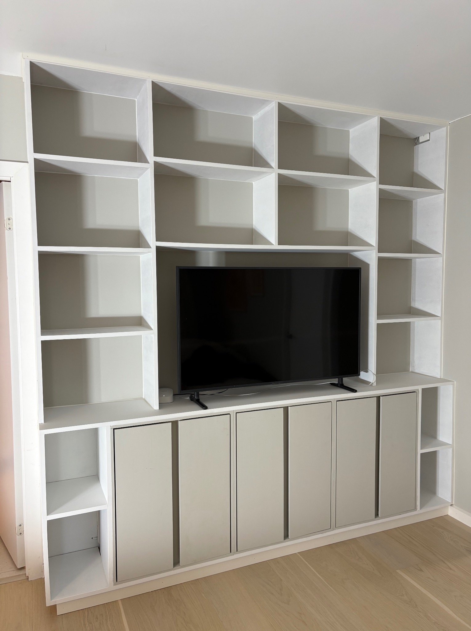 Zabudowa meblowa i półki z płyty mdf.