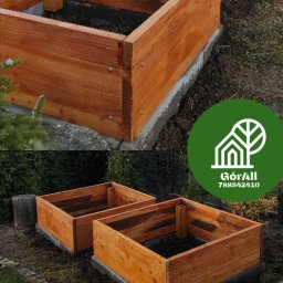 Drewniane donice na warzywa osadzone na obrzeżach betonowych.