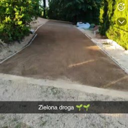 Droga z geokraty-układana na kruszywie zasypana ziemia wraz z posianiem trawy 