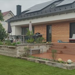 Taras z WPC obłożony blokami granitowymi. 