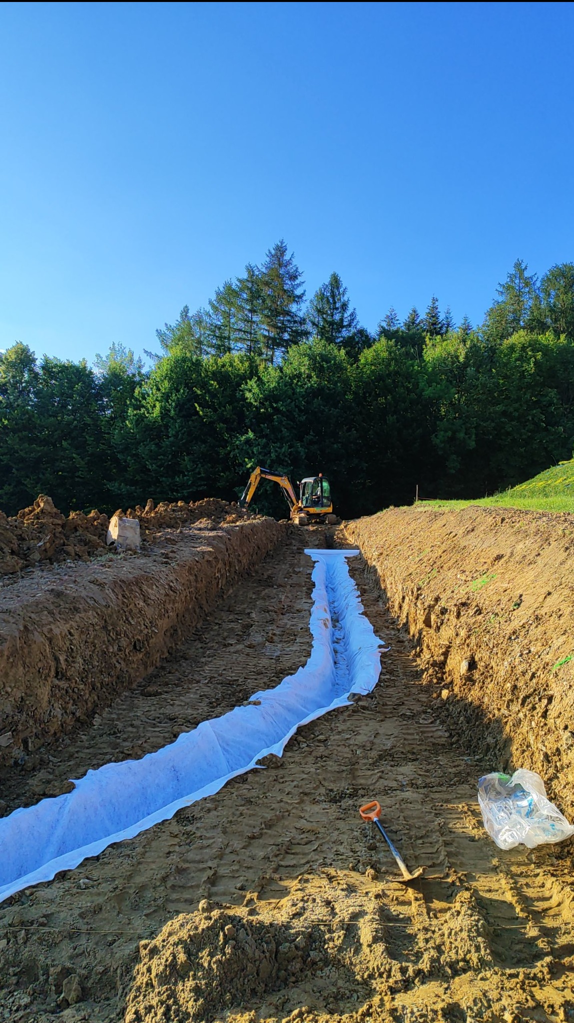 Wykop przestrzenny pod drogę wraz z drenażem odprowadzającym wodę opadową.