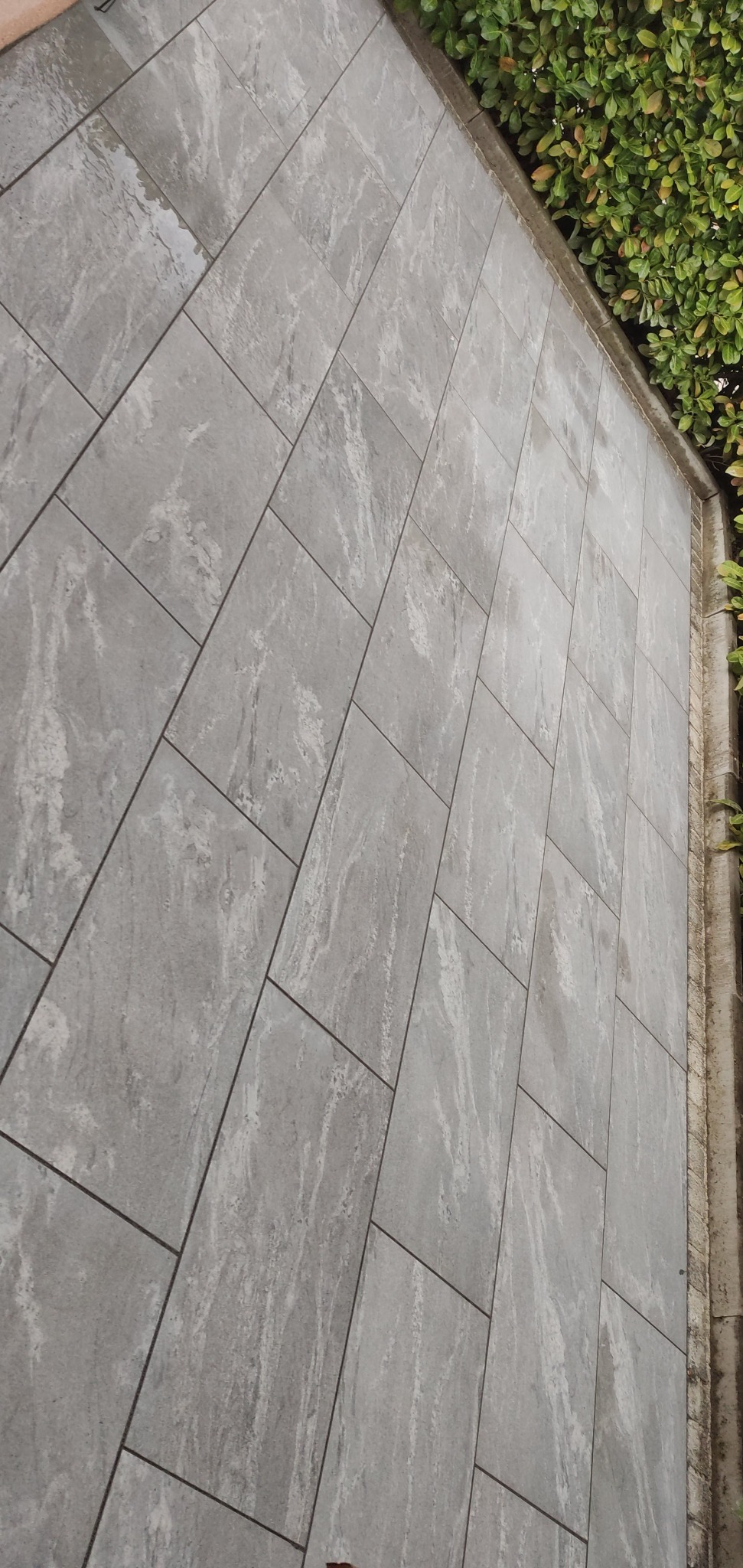 Płytki gresowe na tarasie.