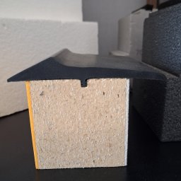 Justyna Pędziwiatr P&Home&Cars - Przekrój uszczelki progowej do drzwi z drewna i gumy, widok z boku na czarnym tle. Detal montażowy, izolacja akustyczna i termiczna.