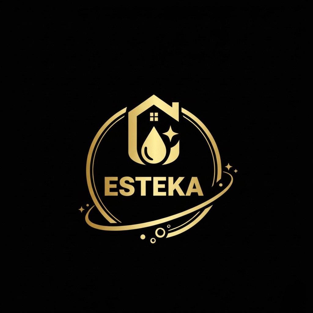 Złote logo firmy ESTEKA na czarnym tle. Symbol domu z kroplą i gwiazdą w okręgu, otoczone subtelnymi elementami graficznymi. Elegancki i nowoczesny design.