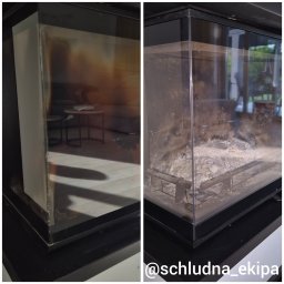 Schludna Ekipa - Kominek przed i po czyszczeniu w Chrzanowie. Po lewej brudna szyba, po prawej czysta, z widocznym popiołem wewnątrz. Efekt sprzątania.