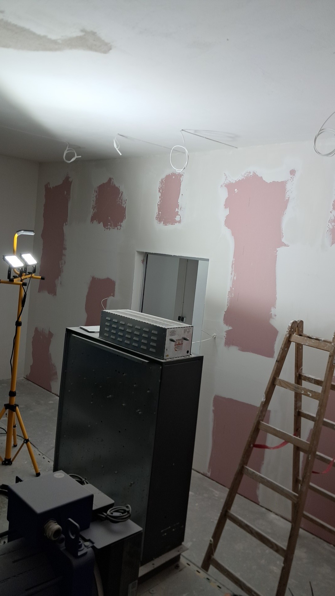 Ściana murowana, płyta GK,szpachlowanie i finalnie malowanie