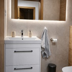 RW MEBLE Weronika Rechul - Nowoczesna łazienka z podświetlonym lustrem