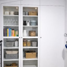 RW MEBLE Weronika Rechul - Biała szafa z przeszklonymi drzwiami