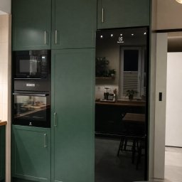 RW MEBLE Weronika Rechul - Nowoczesna kuchnia z zielonymi szafkami
