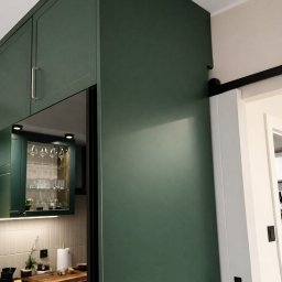 RW MEBLE Weronika Rechul - Zielona szafa w nowoczesnej kuchni