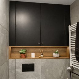 Nowoczesna łazienka z drewnianą półką