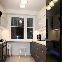 Nowoczesna, surowa kuchnia 