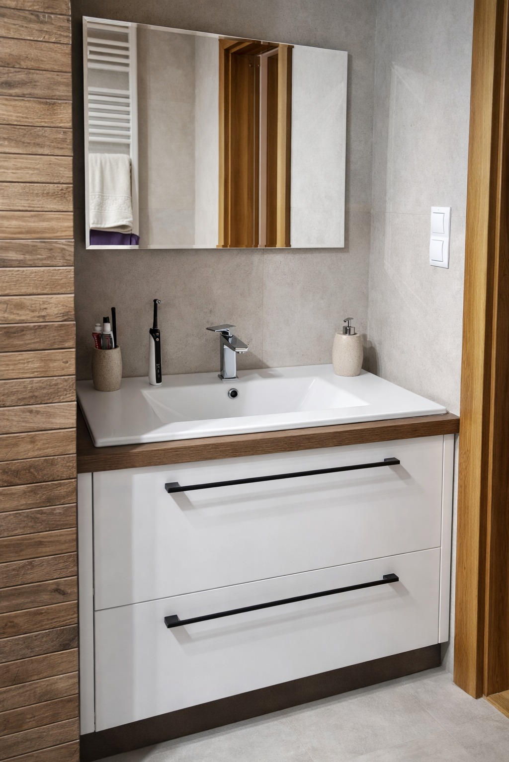Nowoczesna łazienka z drewnianym akcentem