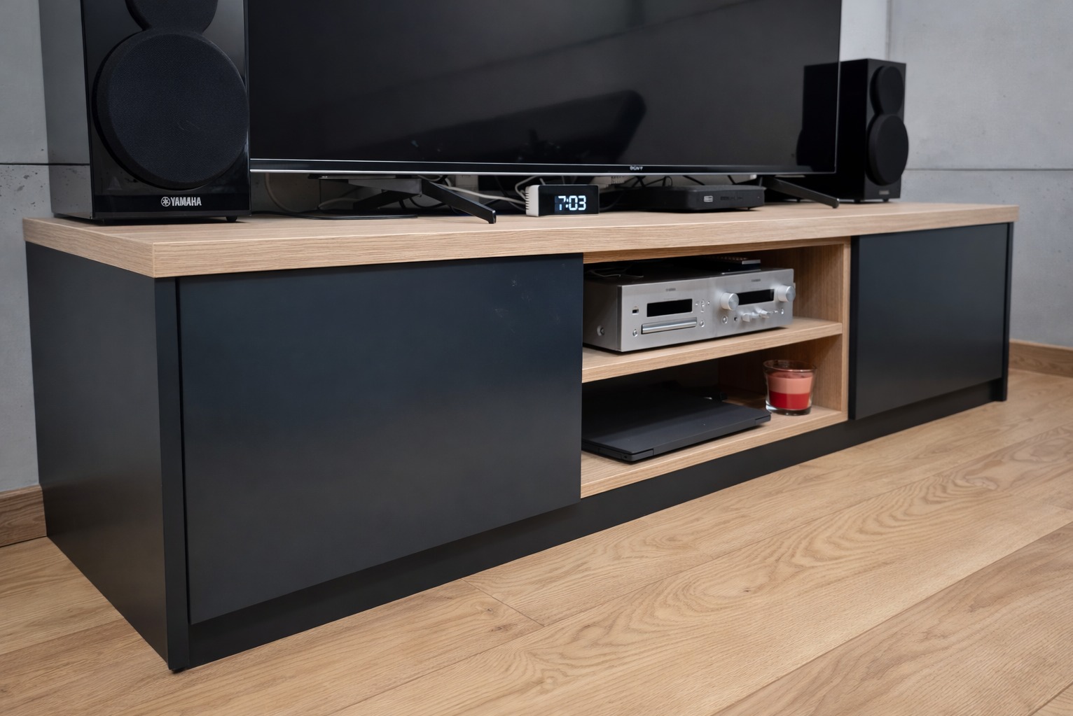 Nowoczesny stolik TV w salonie