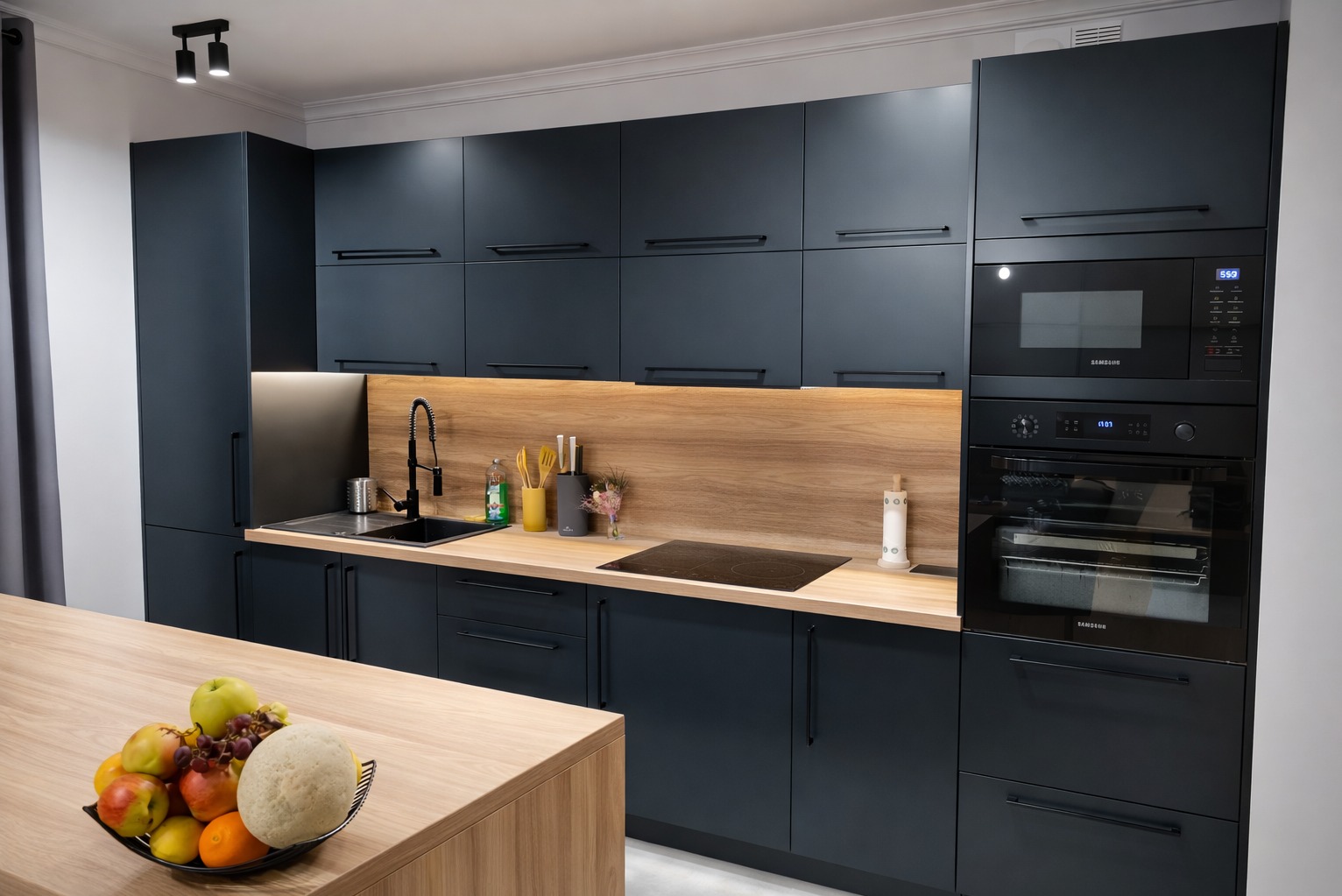Nowoczesna kuchnia z granatowymi szafkami