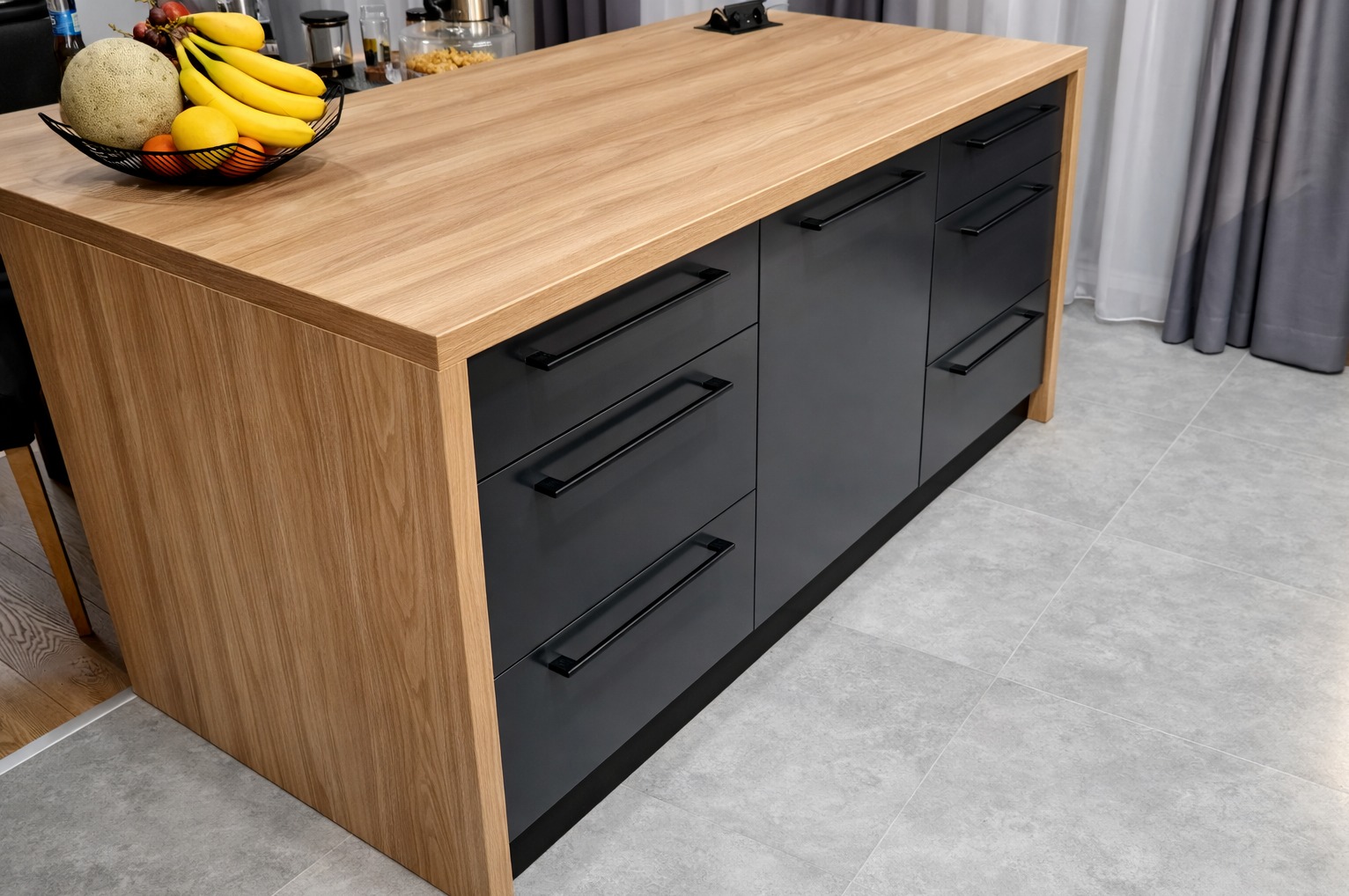 Nowoczesna kuchnia z wyspą i owocami