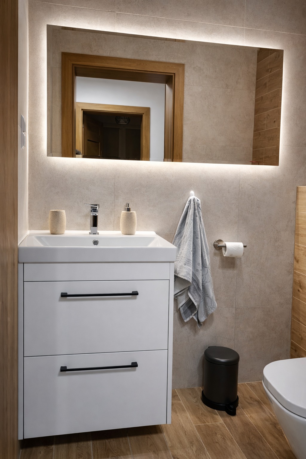 Nowoczesna łazienka z podświetlonym lustrem