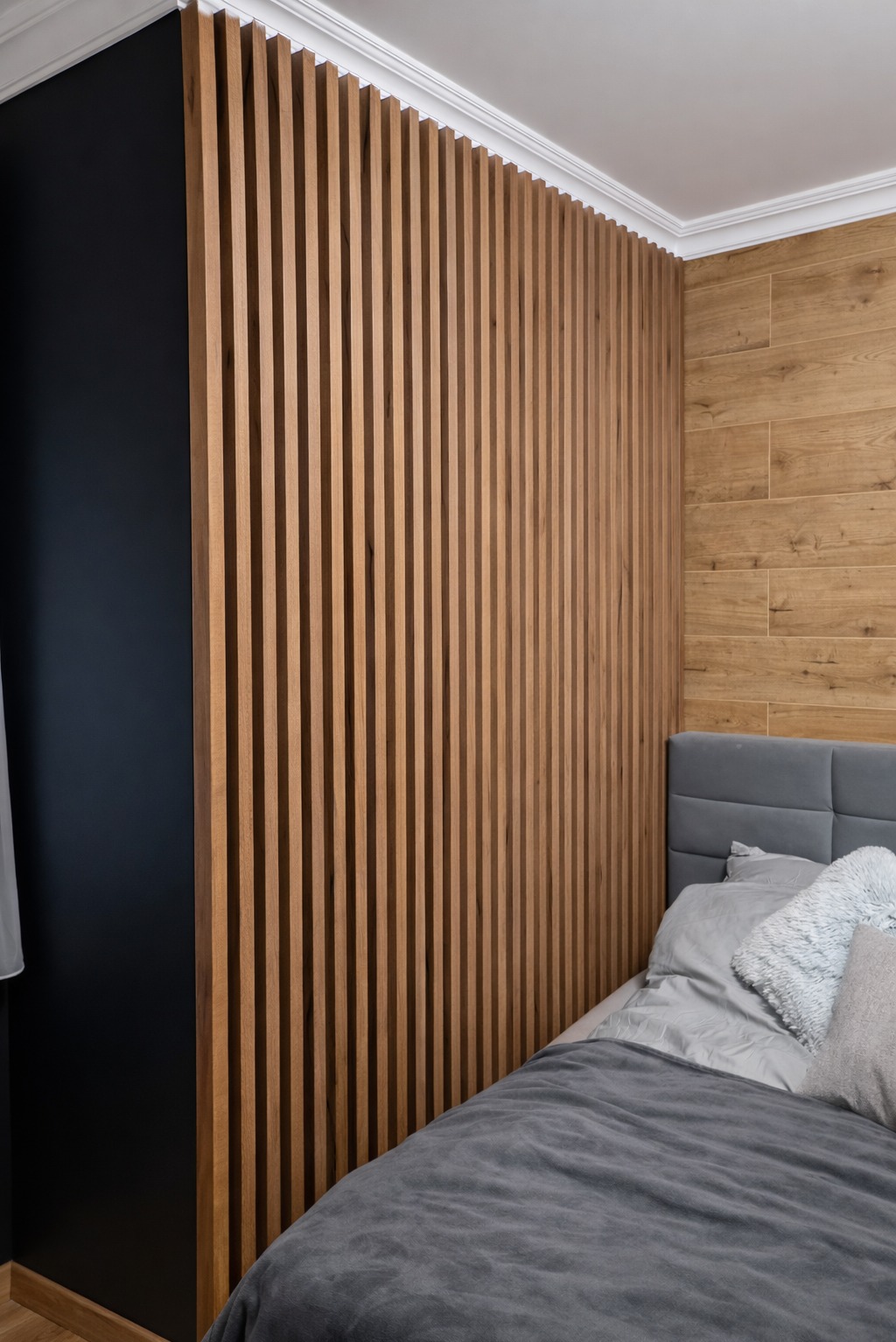 Nowoczesna sypialnia z drewnianymi akcentami