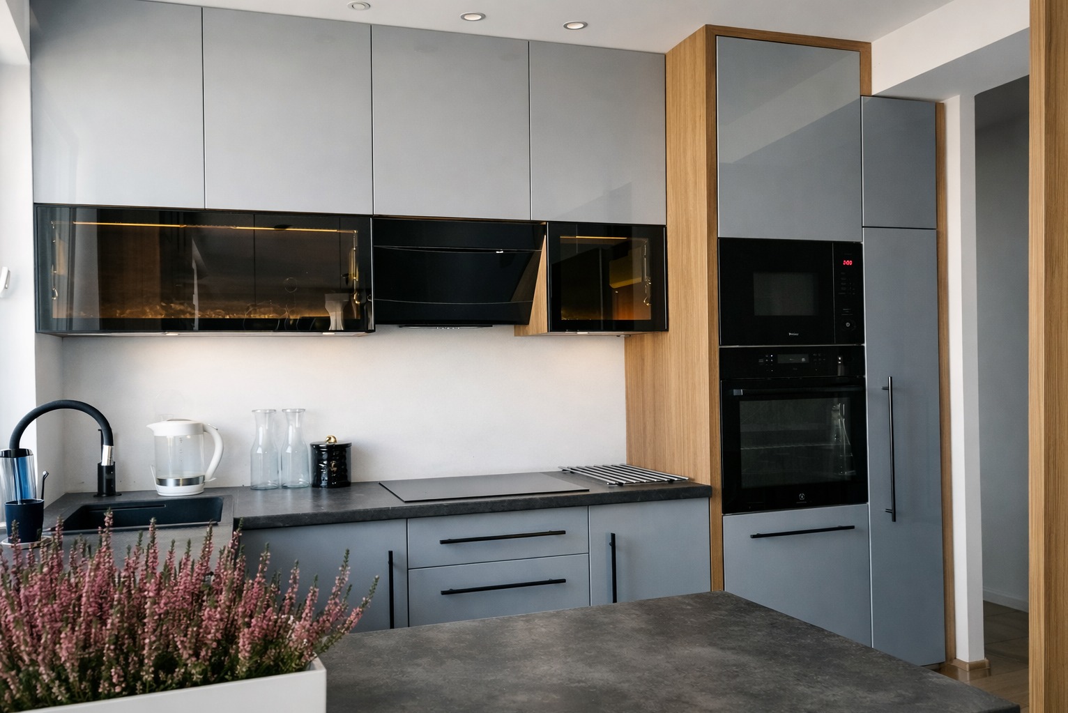 Nowoczesna kuchnia z czarnymi detalami