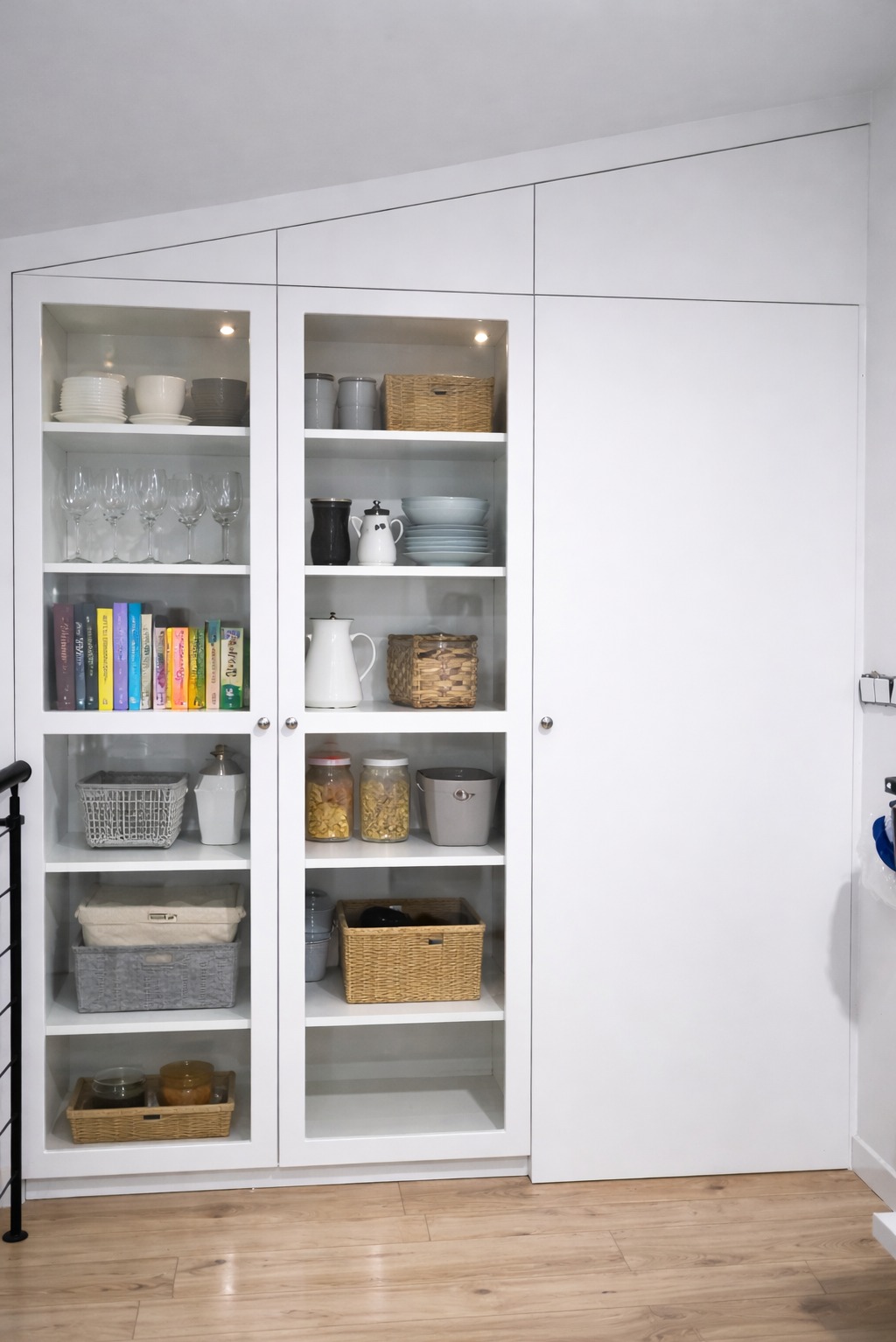 Biała szafa z przeszklonymi drzwiami