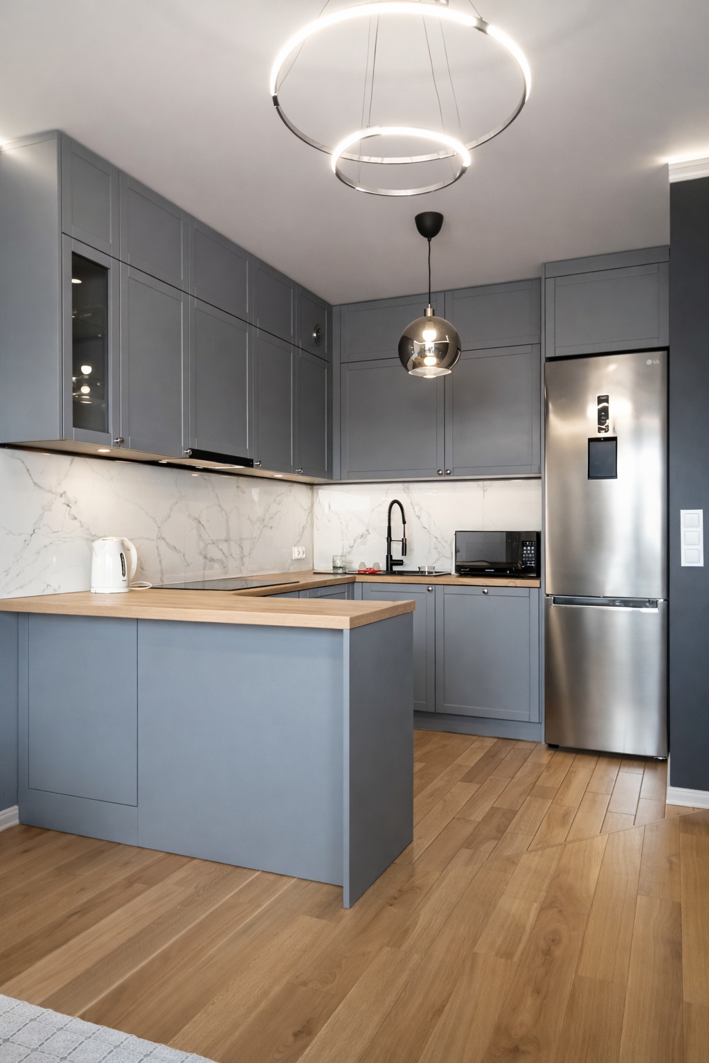 Nowoczesna kuchnia w odcieniach szarości