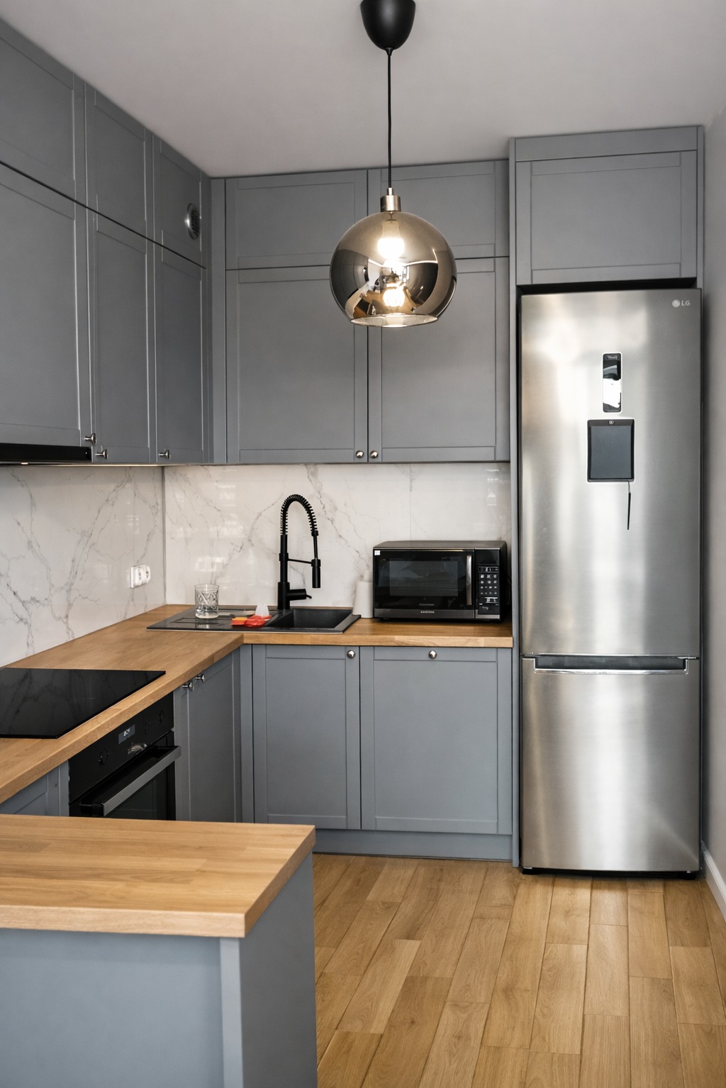 Nowoczesna kuchnia z marmurową ścianą