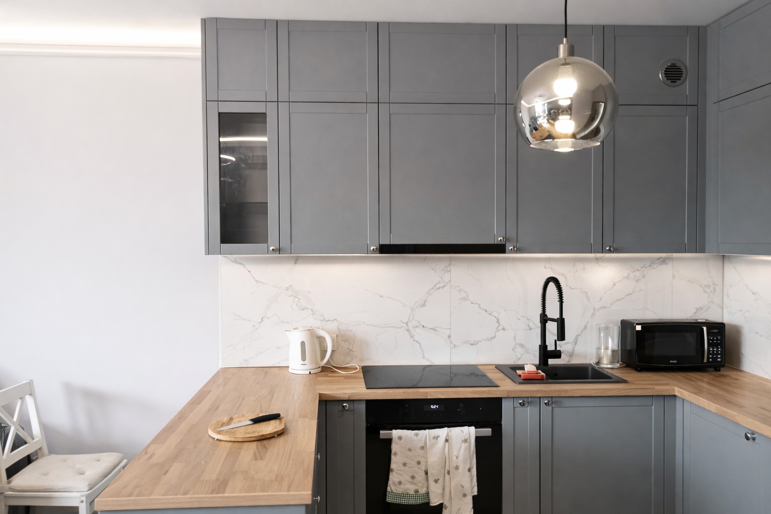 Nowoczesna kuchnia w szarościach i drewnie