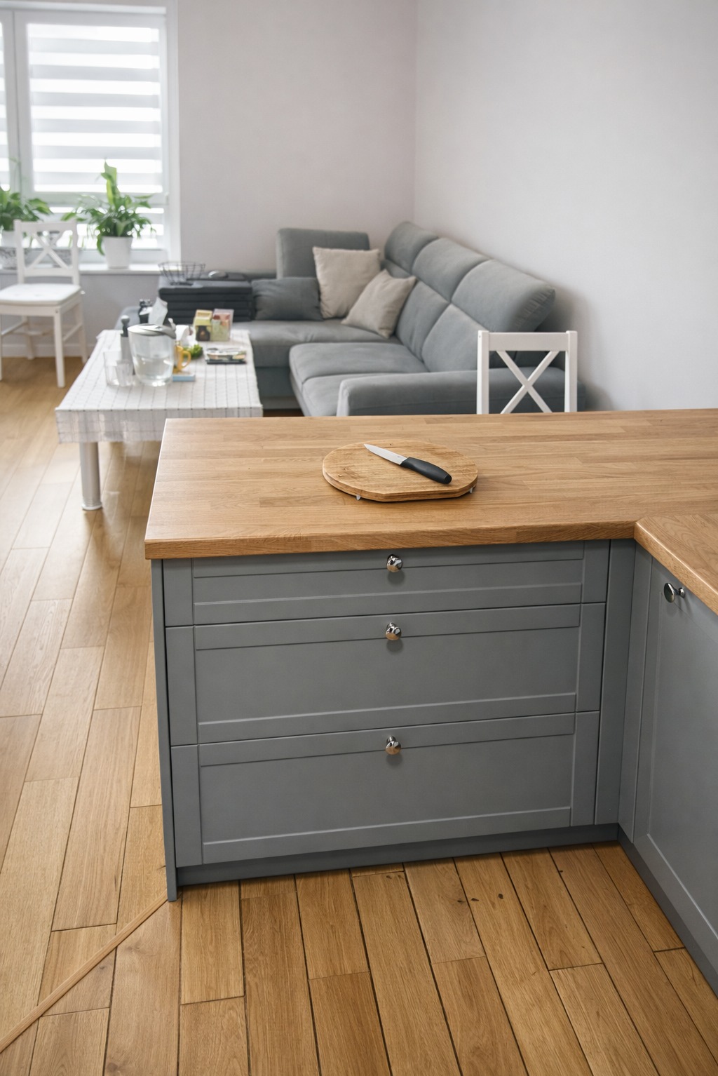 Współczesna kuchnia z wyspą i salonem