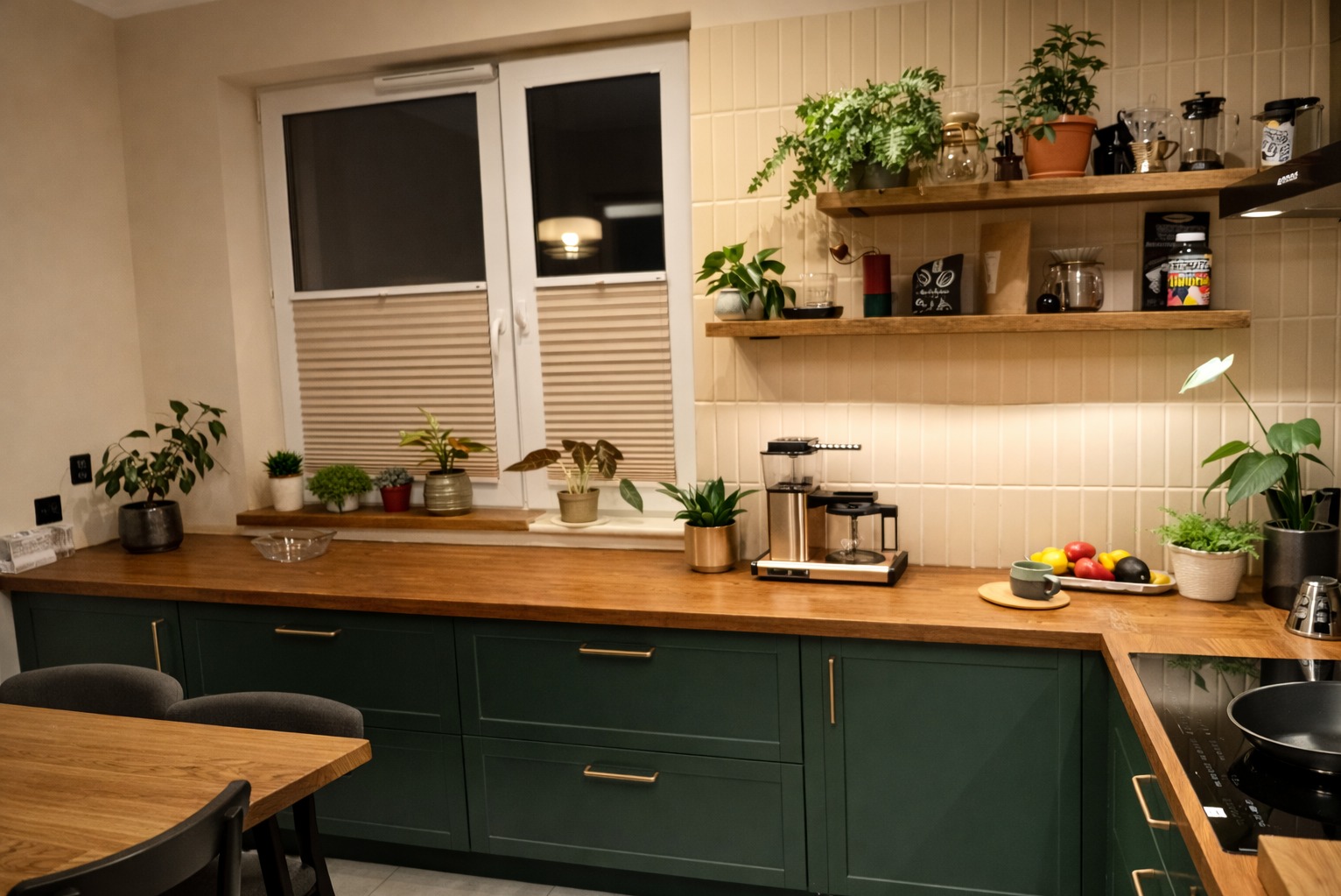 Nowoczesna kuchnia z roślinami i kawą